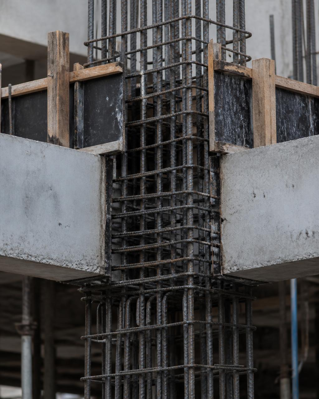 Detalhe construtivo de ligação viga-pilar em concreto armado